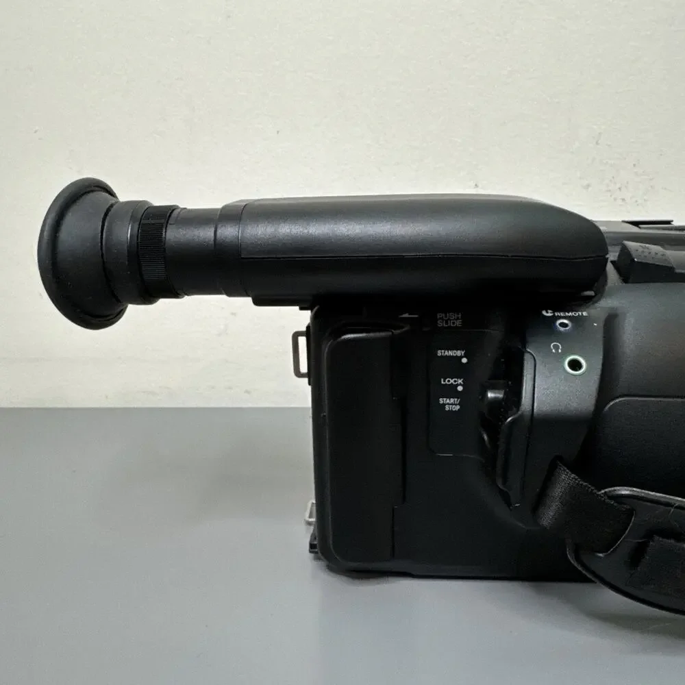 Sony Handycam NTSC Video 8 CCD-F77 Camcorder & Battery Black